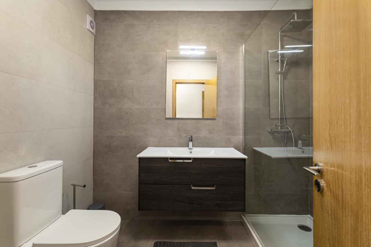 Miral 2 - Beach Front Apartment With Pool Quarteira Exterior photo